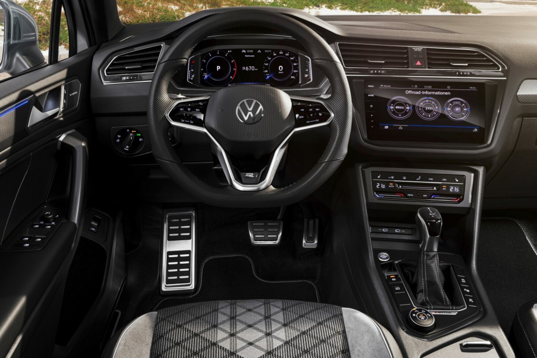 A Volkswagen reconfigurou a gama de equipamentos do Tiguan Allspace. A versão Elegance tem elementos cromados no interior, os bancos dianteiros podem ser encomendados na versão ErgoActive, com ajuste elétrico do apoio lombar de quatro vias e função de massagem Macaque in the trees
