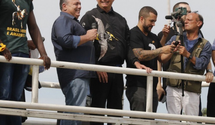 O ex-ministro esteve no passeio de motocicleta realizado por Bolsonaro no domingo (23) no Rio de Janeiro; autoridades não usavam máscara Macaque in the trees