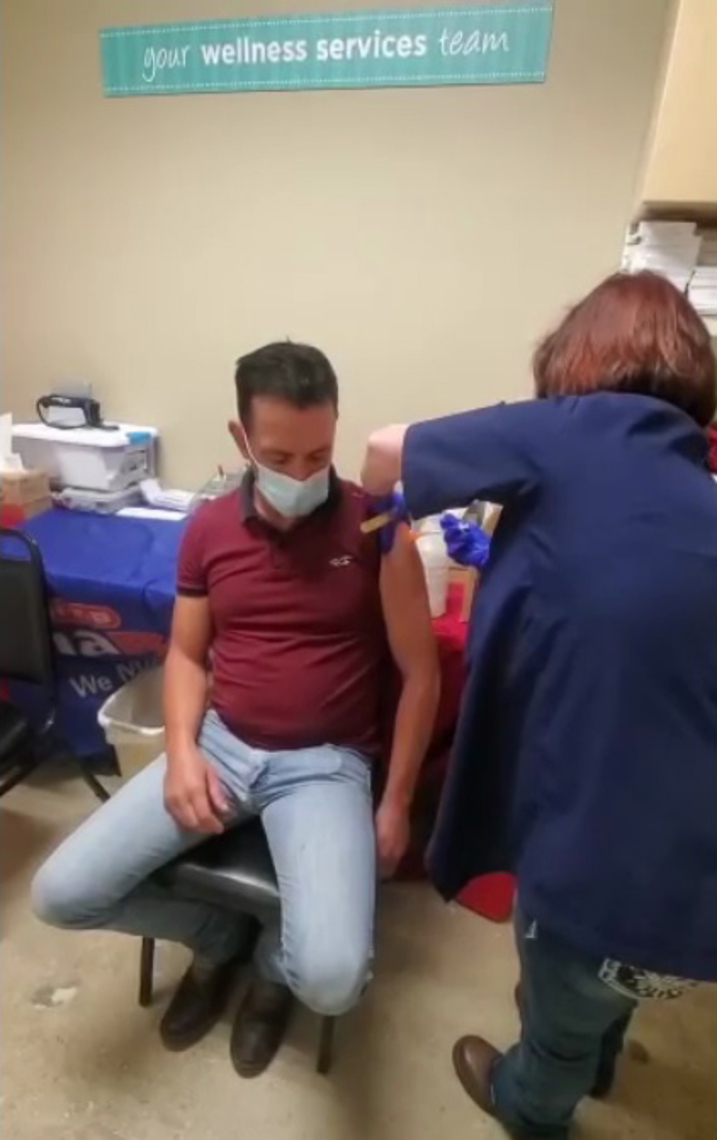 Rafael Magalhães foi aos Estados Unidos a trabalho e aproveitou para se vacinar Macaque in the trees