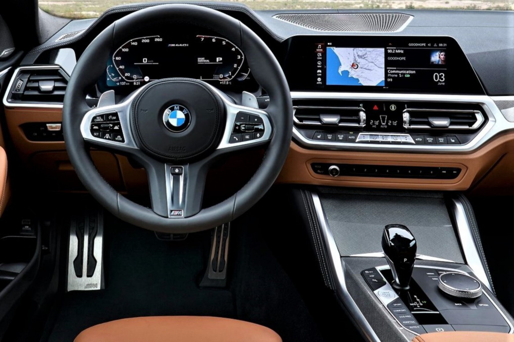 O M440i Coupé vem equipado com o BMW Live Cockpit Professional, que oferece ao usuário informações e monitoramento da condução por meio de duas telas, uma de 12,3 polegadas e outra de 10,25 polegadas Macaque in the trees