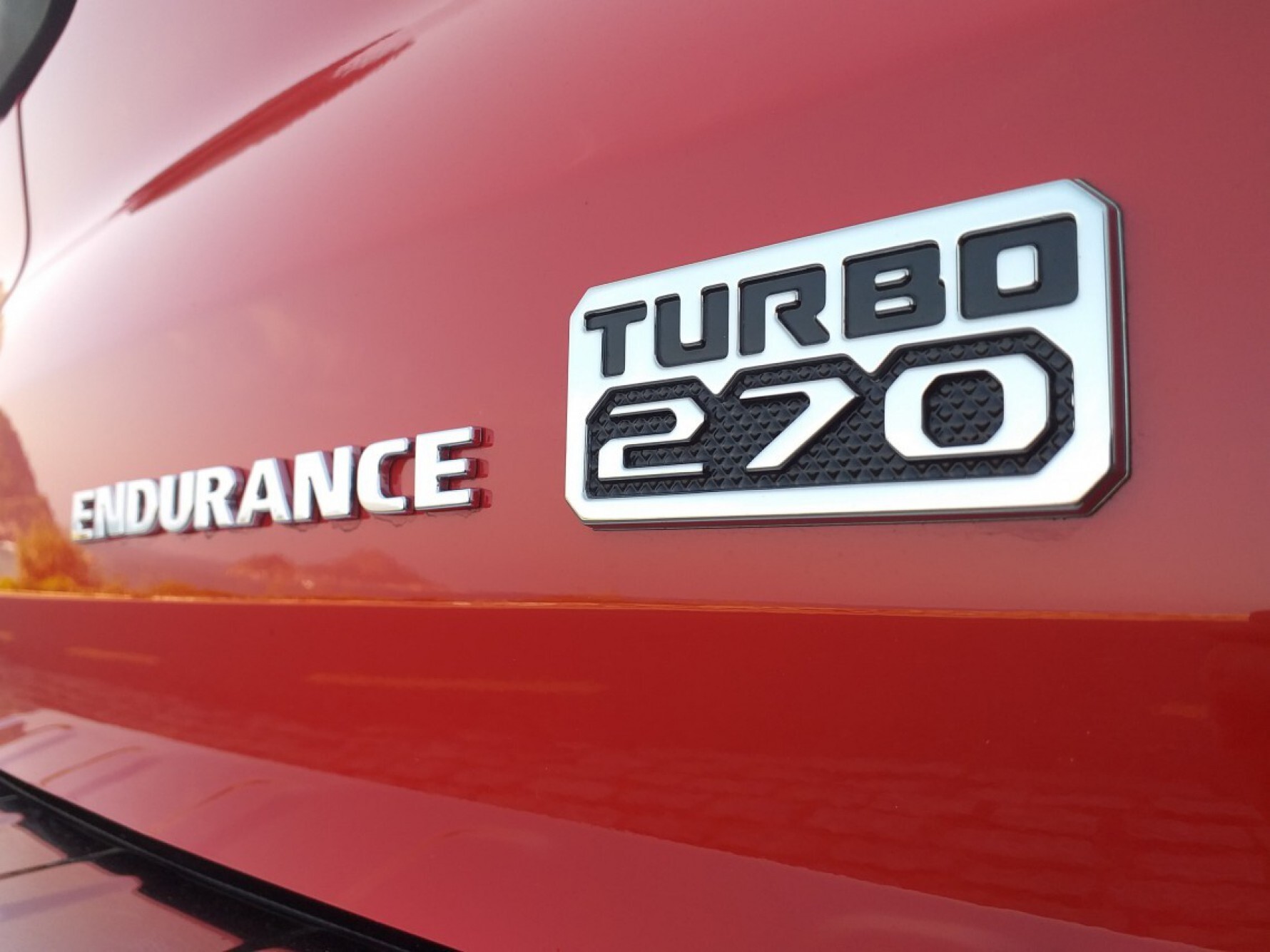 A versão de entrada Endurance Turbo Flex T270 é a que melhor traduz a função de seduzir os consumidores das picapes compactas mais equipadas Macaque in the trees