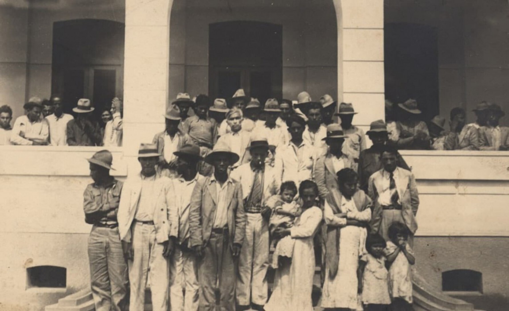 A partir de 1930, um grande contingente de brasileiros passou a se hospedar no local. Eles vinham, sobretudo, do norte de Minas Gerais e dos estados do Nordeste Macaque in the trees