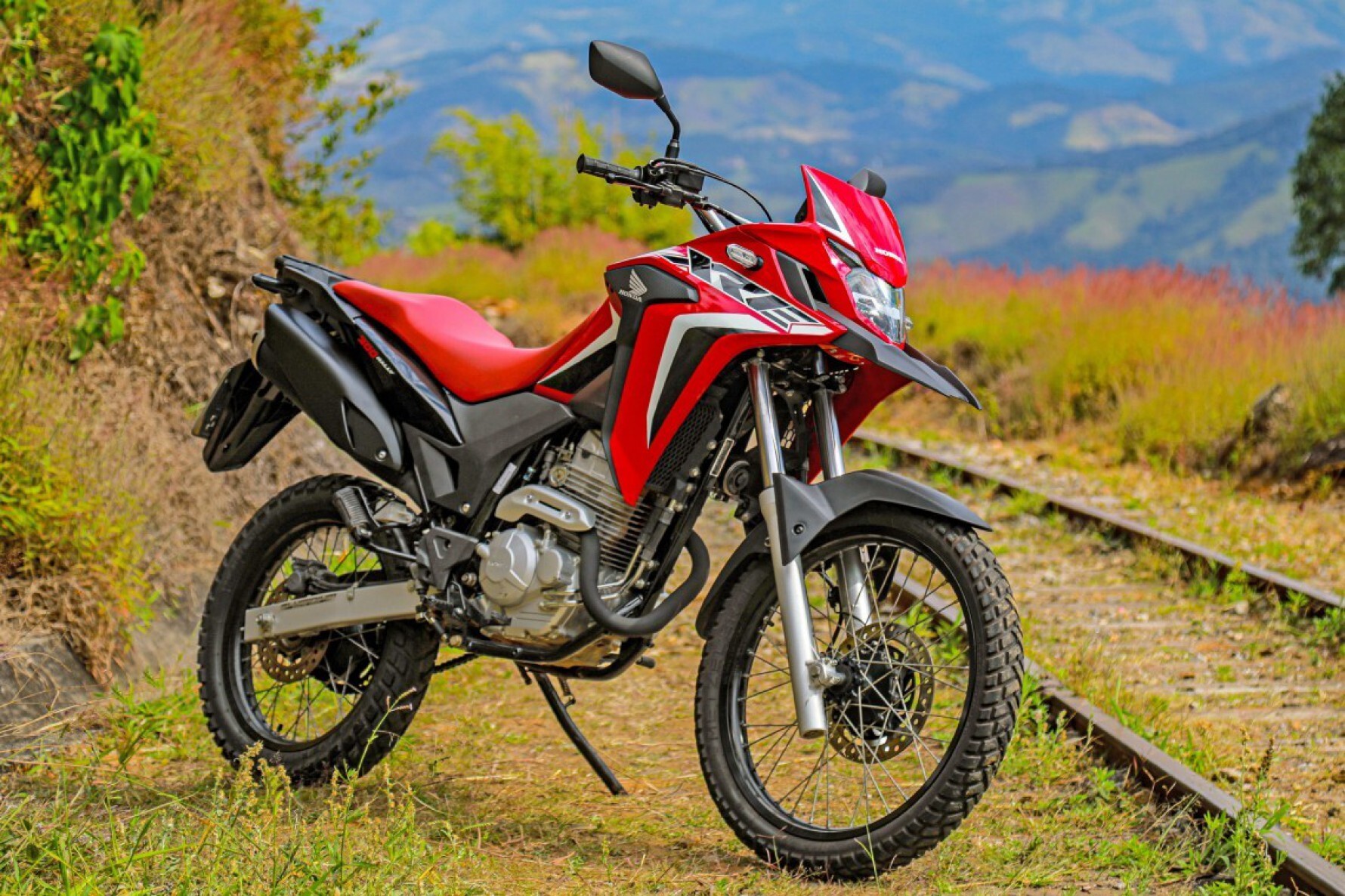 Os preços sugeridos são de R$ 20.390 para a configuração básica ABS e de R$ 20.890 para as versões Adventure e Rally Macaque in the trees