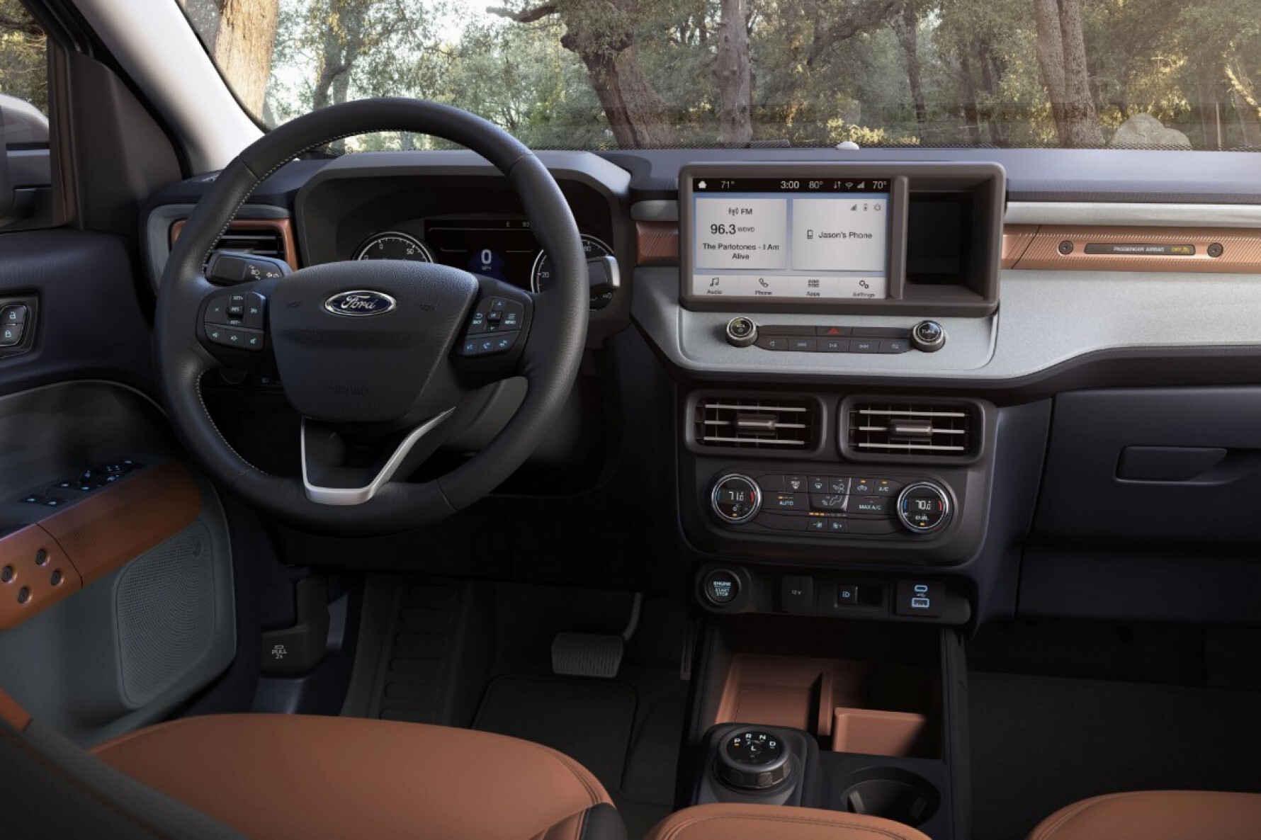 A topo de linha Lariat acrescenta banco do motorista com ajustes elétricos, painel digital com tela de 6,5 polegadas, rodas de liga leve de aro 18, ar-condicionado digital dual zone e chave presencial Macaque in the trees