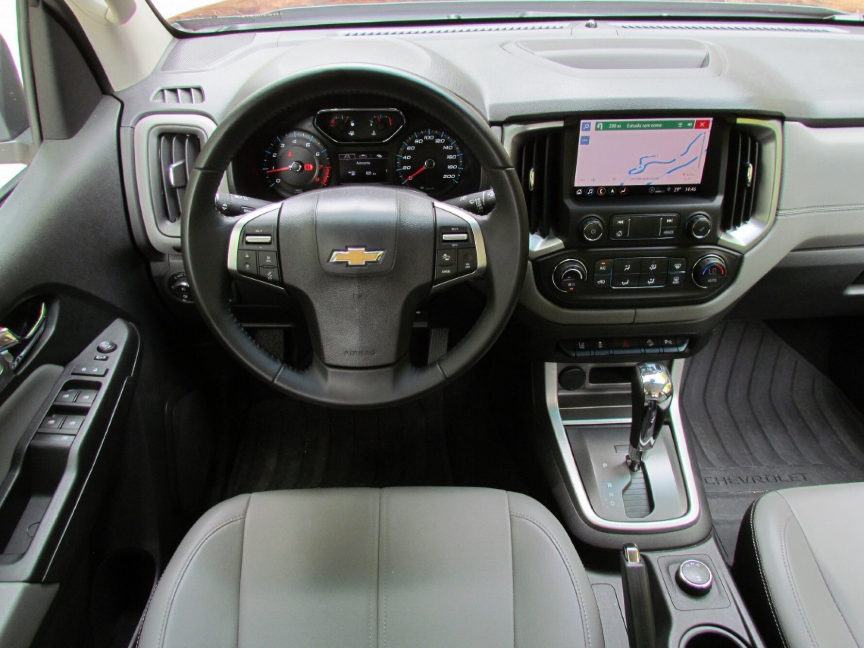 Na versão LTZ 2.5 flex 4x4 automática da Chevrolet S10, o uso de couro nos revestimentos agregam alguma sofisticação. . O estribo ajuda no acesso e a tarefa de encontrar a melhor posição de dirigir é facilitada pelo banco do motorista com ajustes elétricos Macaque in the trees