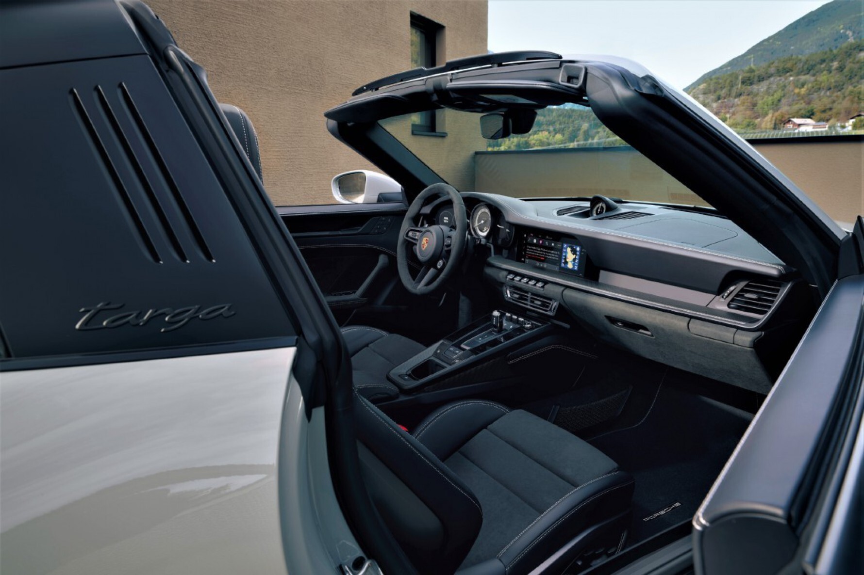 Detalhes externos em preto ou escurecidos são outras marcas dos 911 GTS. O Targa 4 inclui ainda o arco que define o modelo e as letras do nome da versão Macaque in the trees