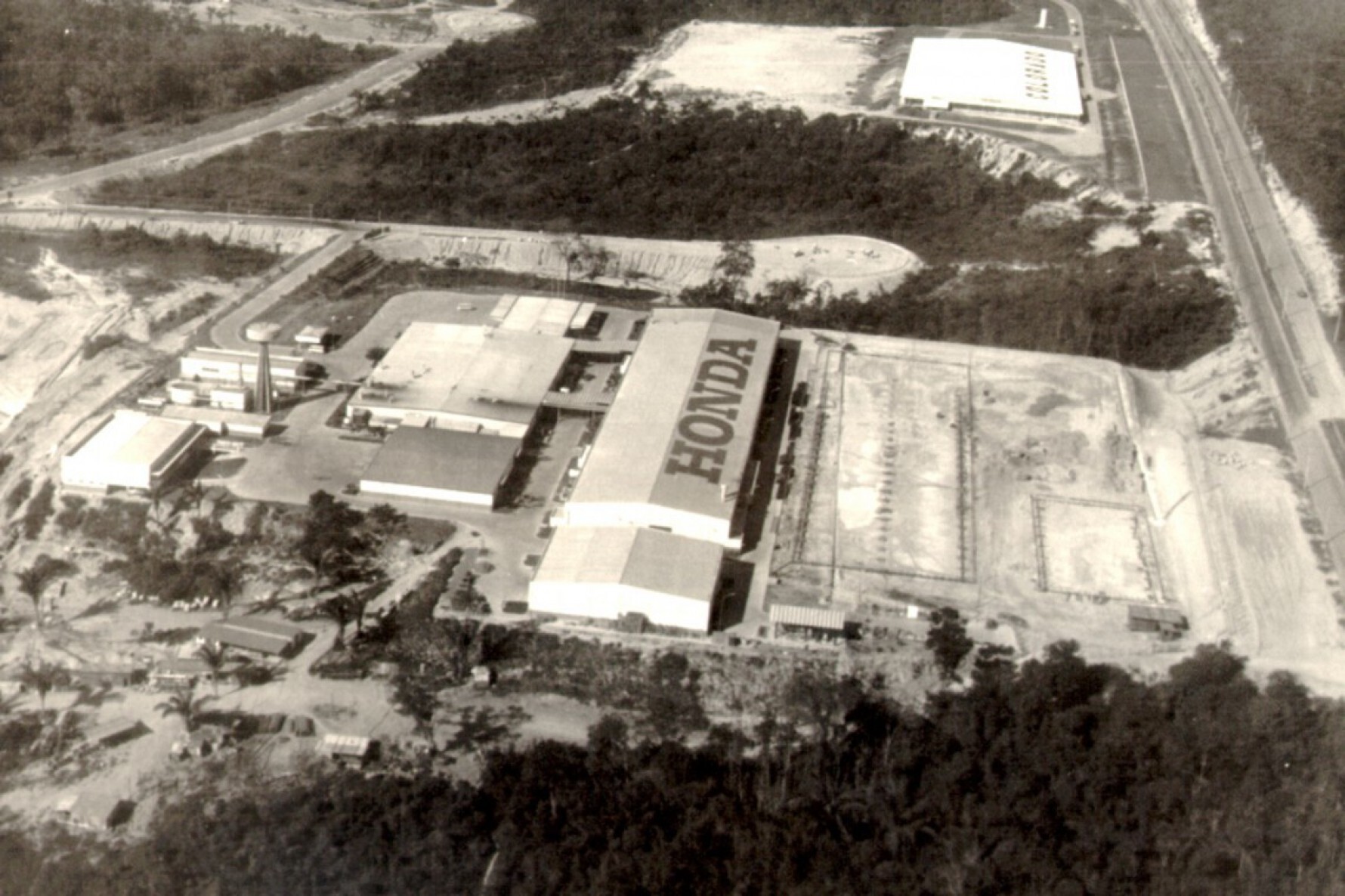 Inauguração da Moto Honda da Amazônia, em 1976 Macaque in the trees