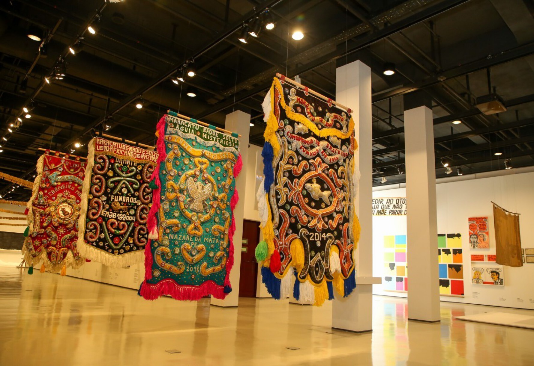 O Museu da Língua Portuguesa reabre com a exposição temporária Língua Solta, que revela a língua portuguesa em amplos e diversos desdobramentos na arte e no cotidiano Macaque in the trees