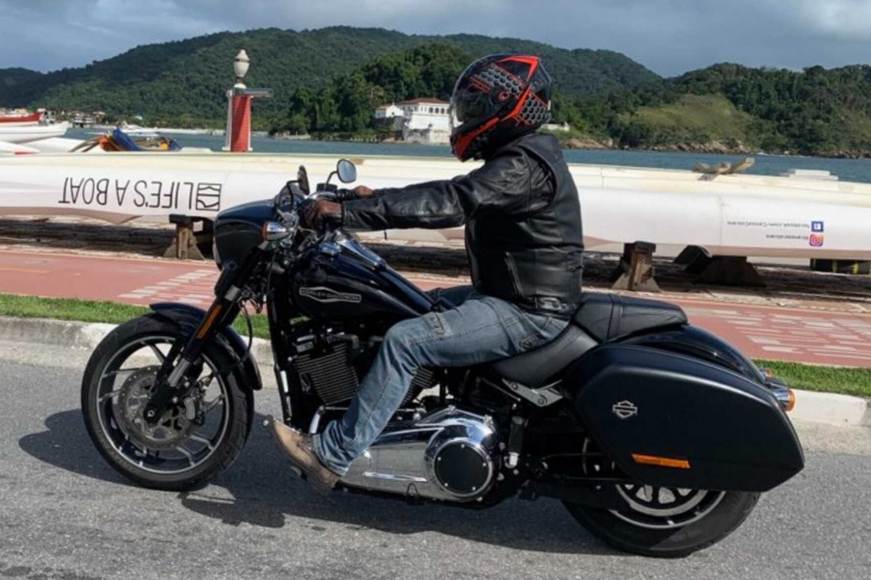 Com 2,32 metros de comprimento e 317 quilos, a Harley-Davidson Sport Glide conta com o desempenho proporcionado pelo motor Milwaukee-Eight 107, 1.746 cm³, que oferece quase 15 kgfm de torque Macaque in the trees