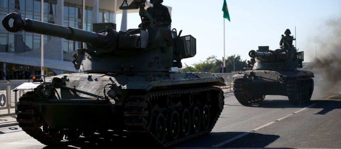 Com blindados na frente do Planalto, Marinha entrega a Bolsonaro convite para exercício militar Macaque in the trees