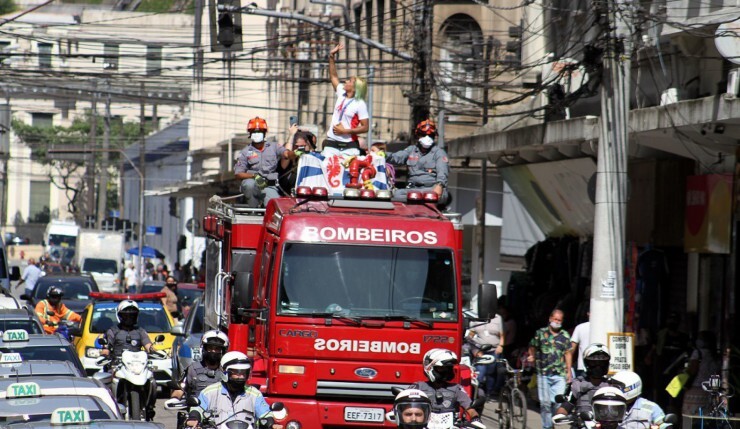 Ana Marcela, medalha de ouro em Tóquio, é recebida com carreata em Santos Macaque in the trees