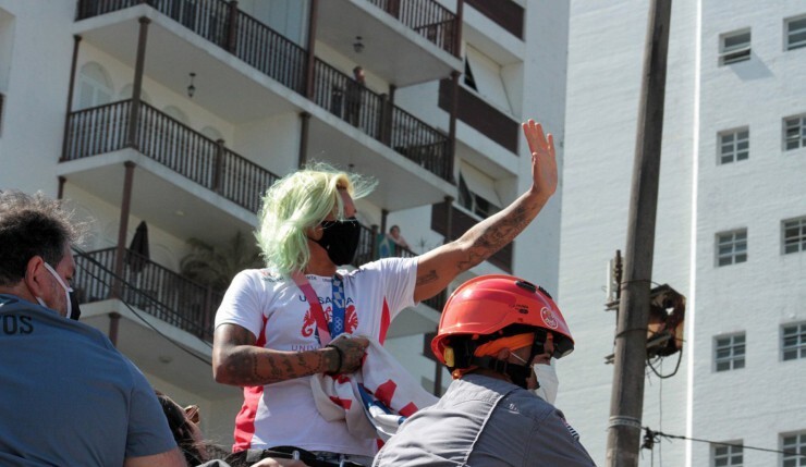 Ana Marcela, medalha de ouro em Tóquio, é recebida com carreata em Santos Macaque in the trees