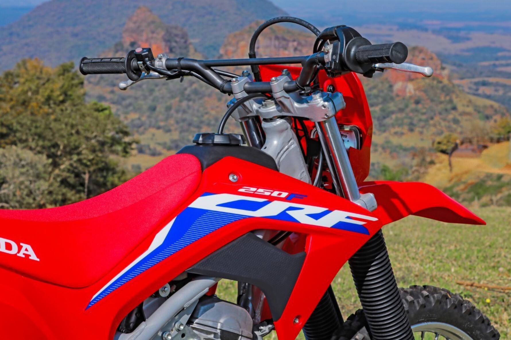 A CRF 250F é dotada de partida elétrica adequada ao uso frequente, típico na prática do off-road Macaque in the trees