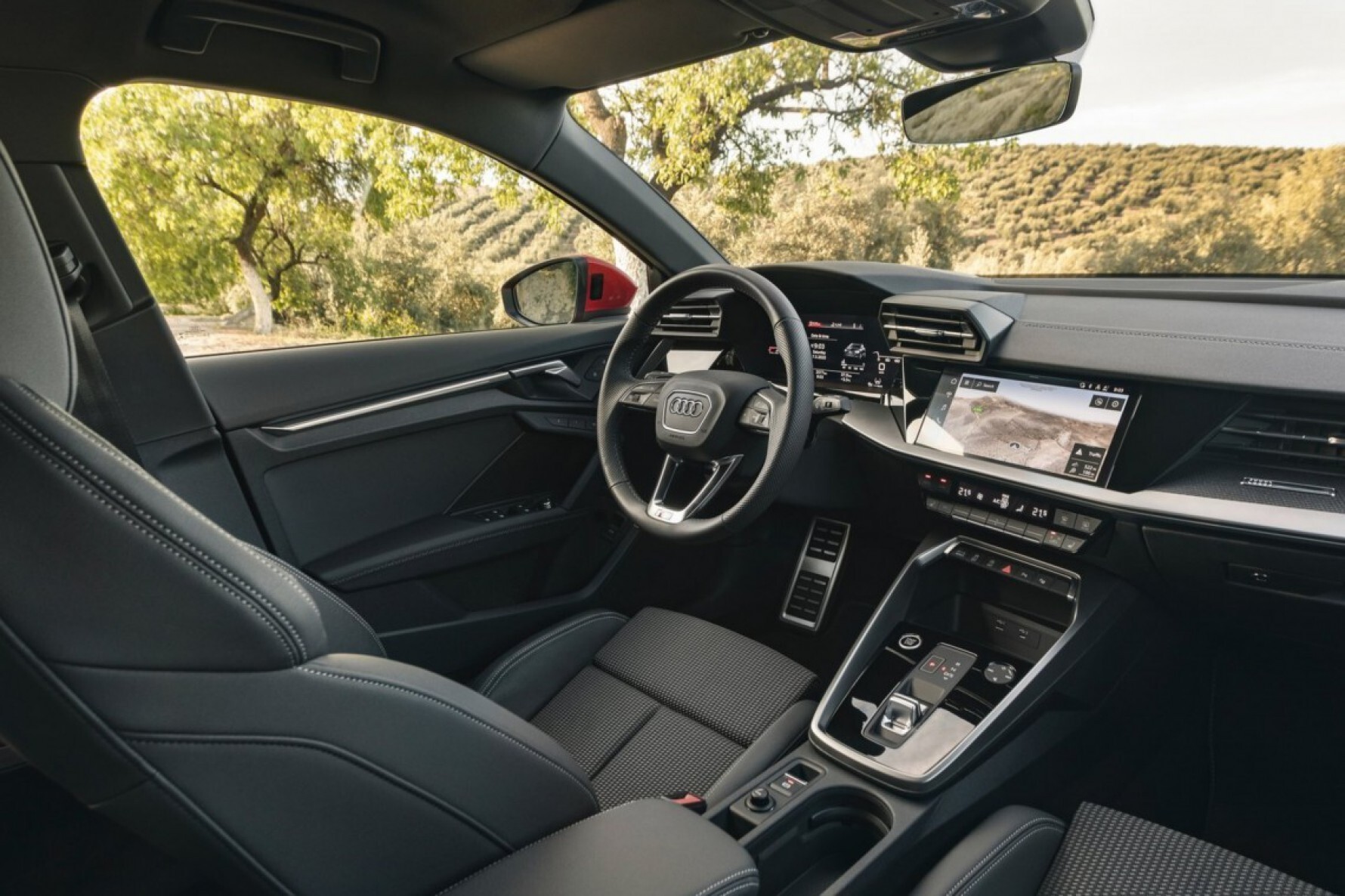 No interior, o design esportivo e sofisticado traz alguns elementos inspirados no Lamborghini Urus, como as saídas de ar do painel e a nova alavanca de seleção de marcha, elegante, simples e tecnológica Macaque in the trees