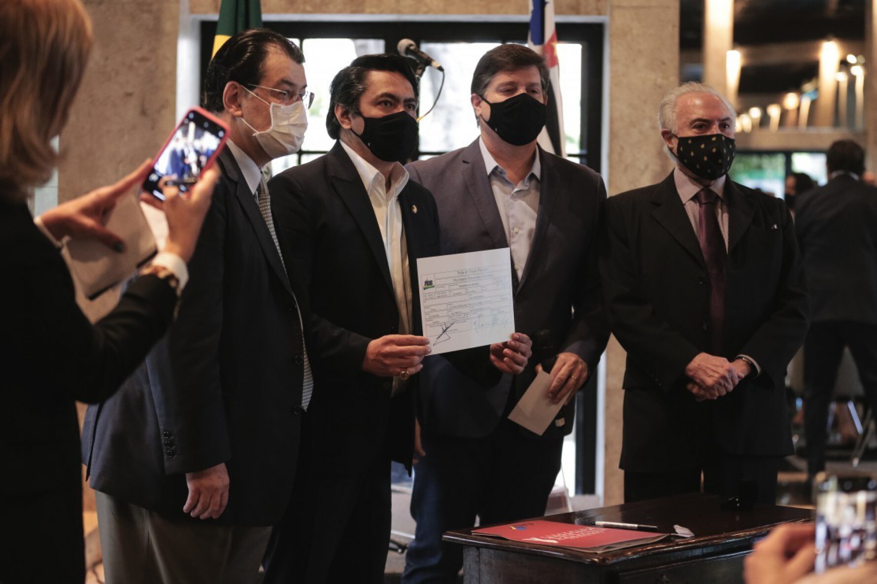 Giordano, com a ficha de filiação às mãos, entre o senador Eduardo Braga, o deputado federal Baleia Rossi e o ex-presidente Michel Temer Macaque in the trees