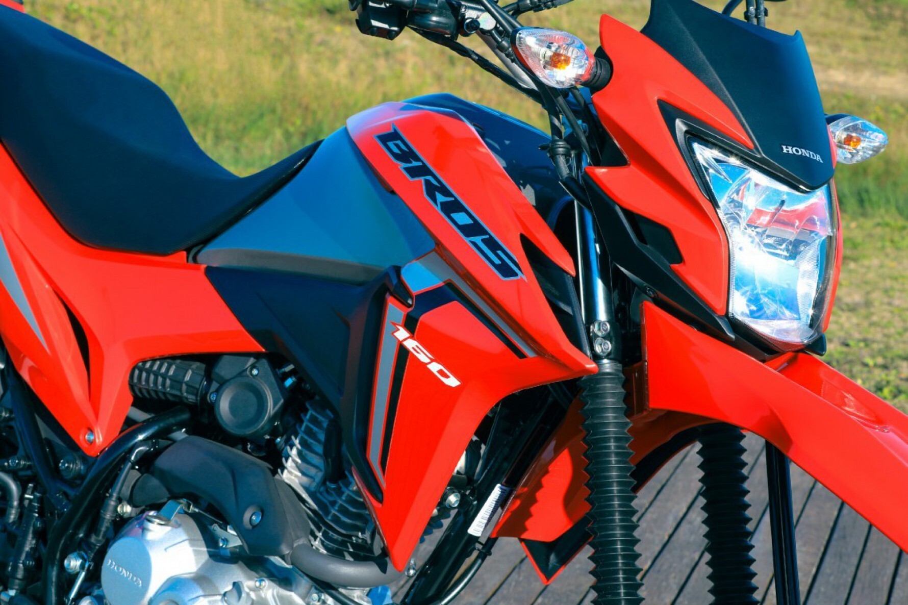 A NXR 160 Bros 2022 estará disponível nas concessionárias a partir de setembro. A garantia é de três anos, sem limite de quilometragem, além de sete trocas de óleo gratuitas Macaque in the trees