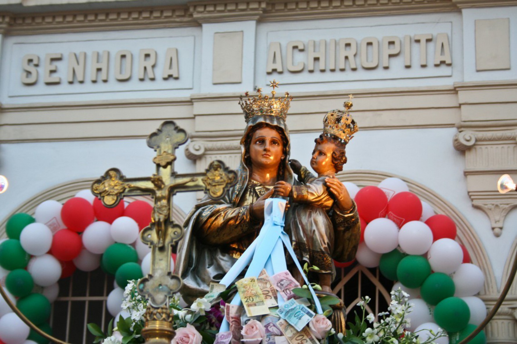 A conclusão da paróquia de Nossa Senhora da Achiropita ajudou no desenvolvimento do bairro da Bela Vista Macaque in the trees