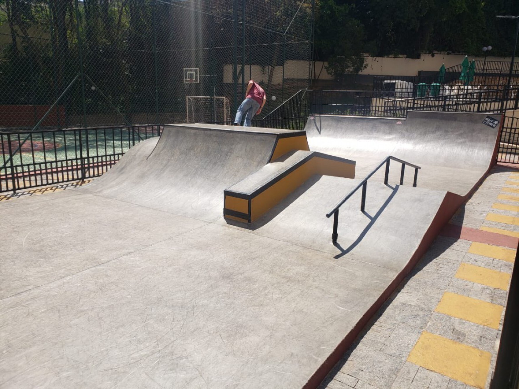 Uma das pistas em condomínios feita pela Skate Center, que viu a busca por orçamentos aumentar depois das Olímpiadas Macaque in the trees