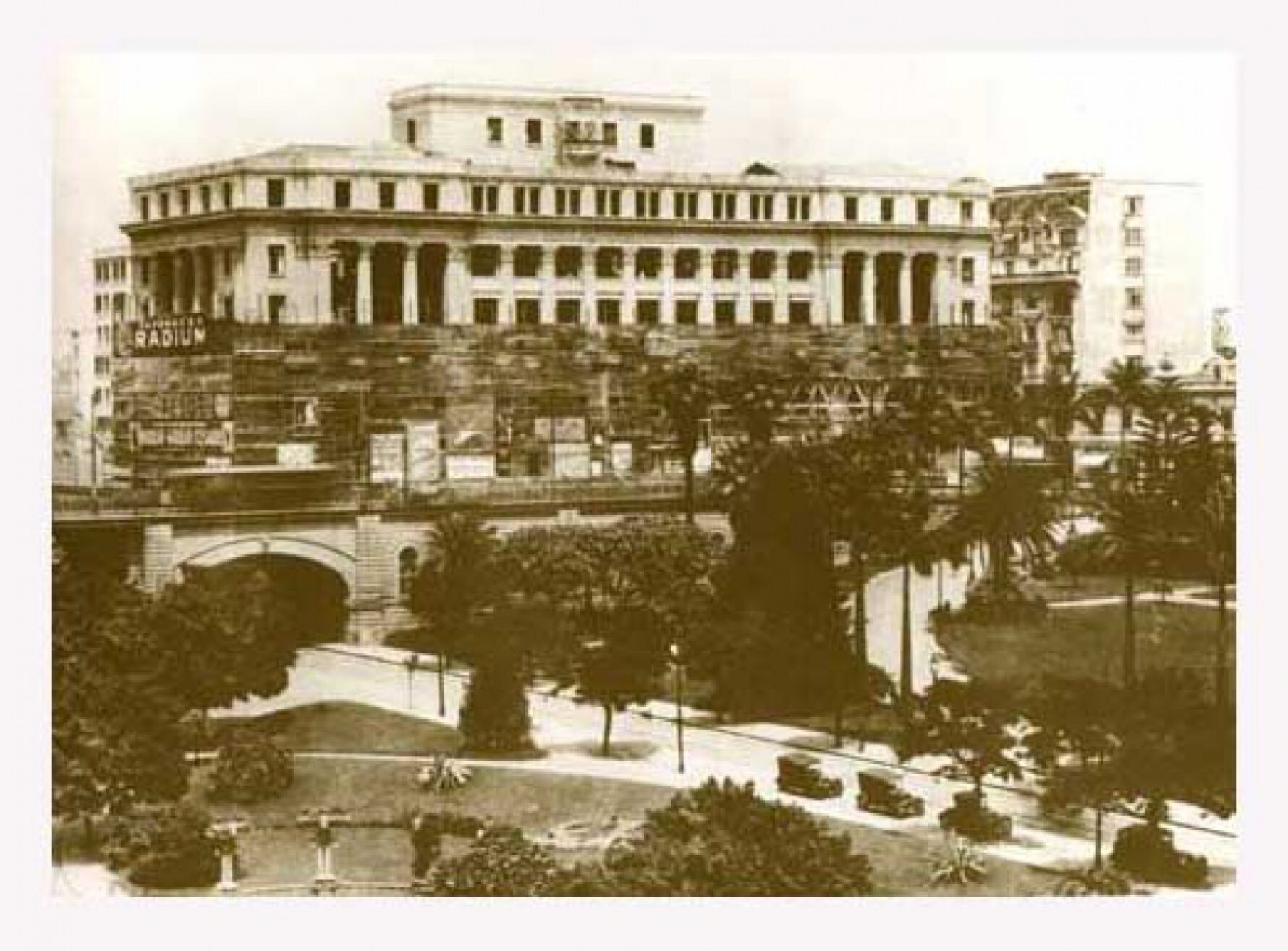 Edifício Alexandre Mackenzie (futuro Shopping Light) ainda em obras. Fotografia datada do ano de 1928 Macaque in the trees