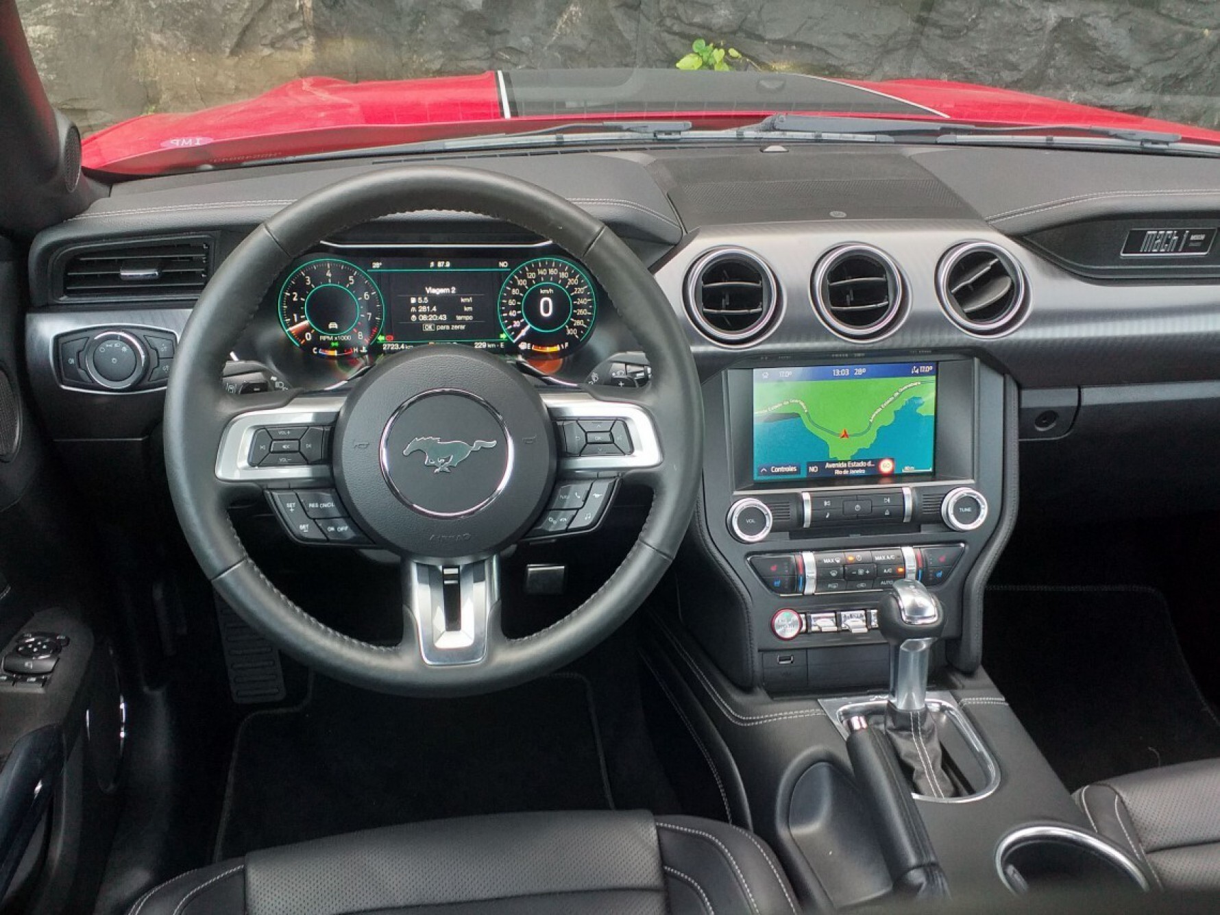 A cabine em estilo cockpit tem influência aeronáutica – os comandos na direção e as teclas no painel de instrumentos digital, o câmbio e o console central são claramente inspirados nos aviões Macaque in the trees