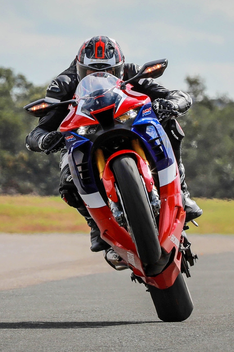 O motor de quatro cilindros em linha e mil cilindradas é completamente novo e foi projetado com a colaboração da equipe de engenheiros da HRC na MotoGP Macaque in the trees