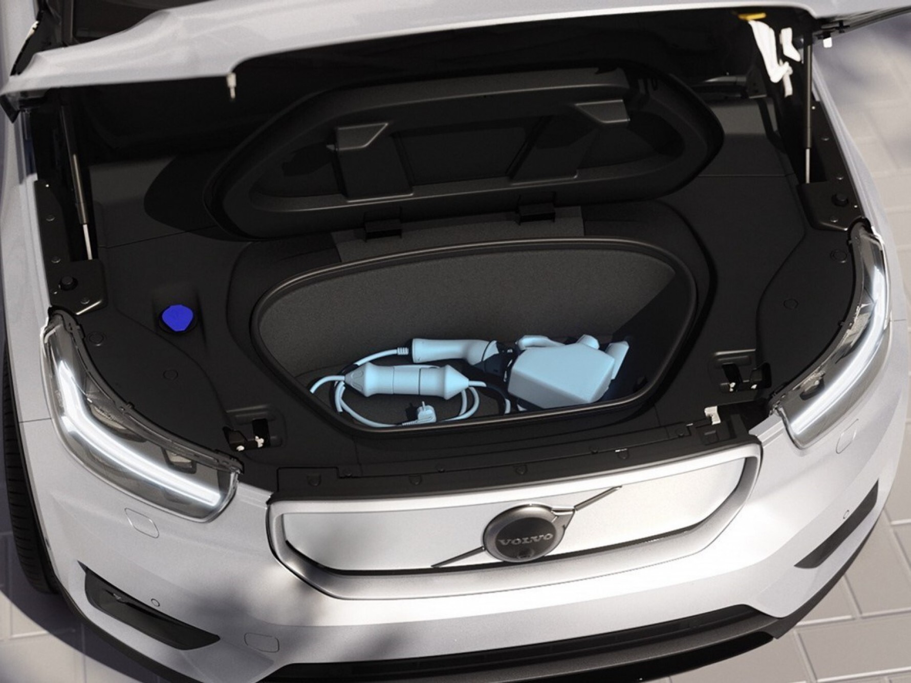 O XC40 Recharge Pure Electric tem dois motores P8 AWD, um posicionado em cada eixo. Combinados, geram 413 cavalos de potência e 67,3 kgfm de torque Macaque in the trees