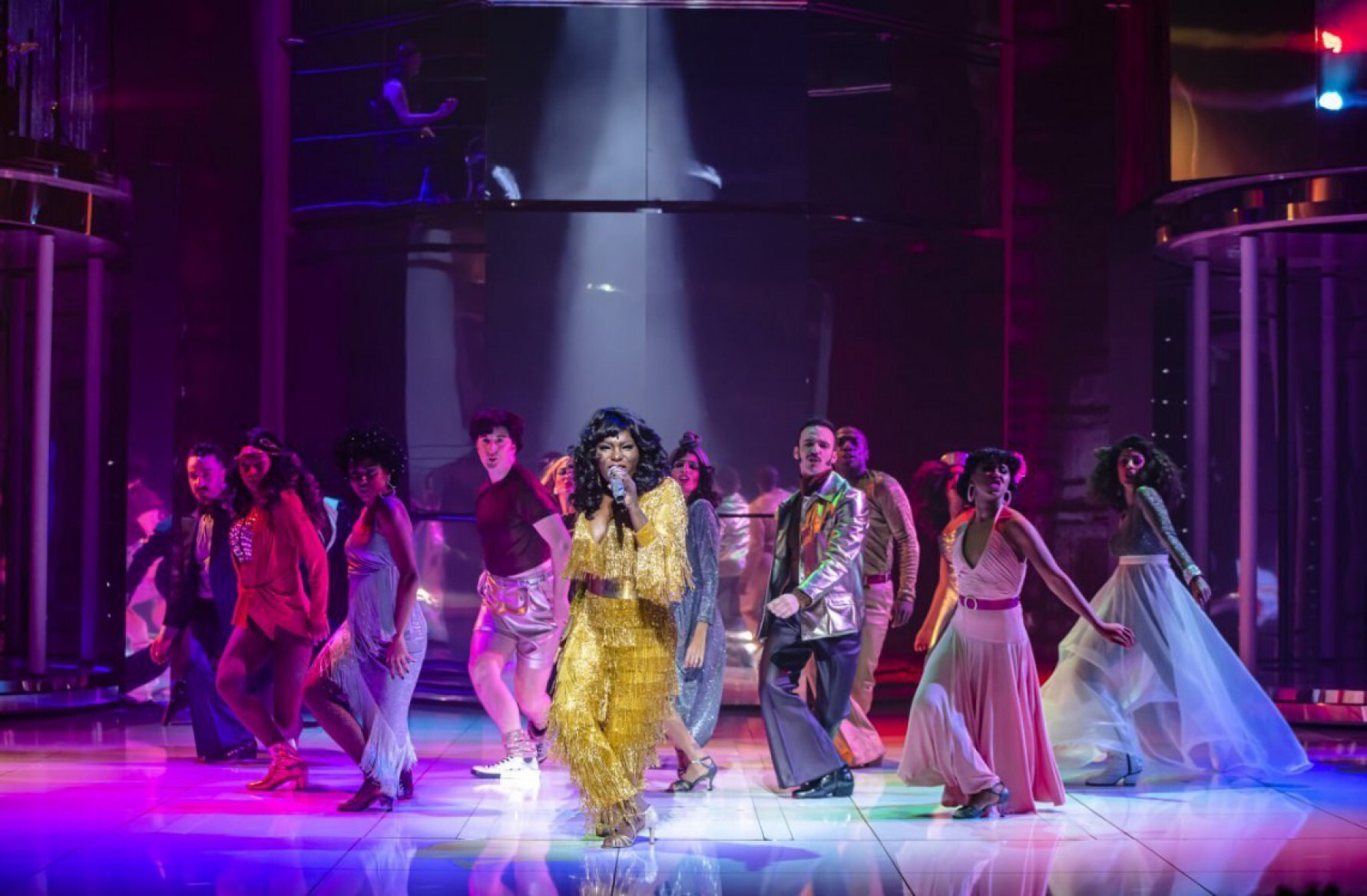 Espetáculo Donna Summer Musical perdeu três profissionais para a Covid-19 Macaque in the trees
