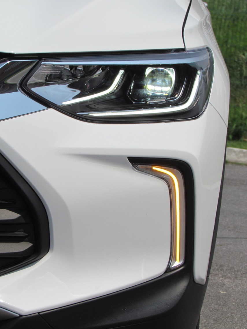 As linhas de leds do para-choque, que são apenas luzes diurnas nas outras versões, têm a função de seta na Premier, diferenciando-se também por detalhes acetinados na base dos para-choques Macaque in the trees