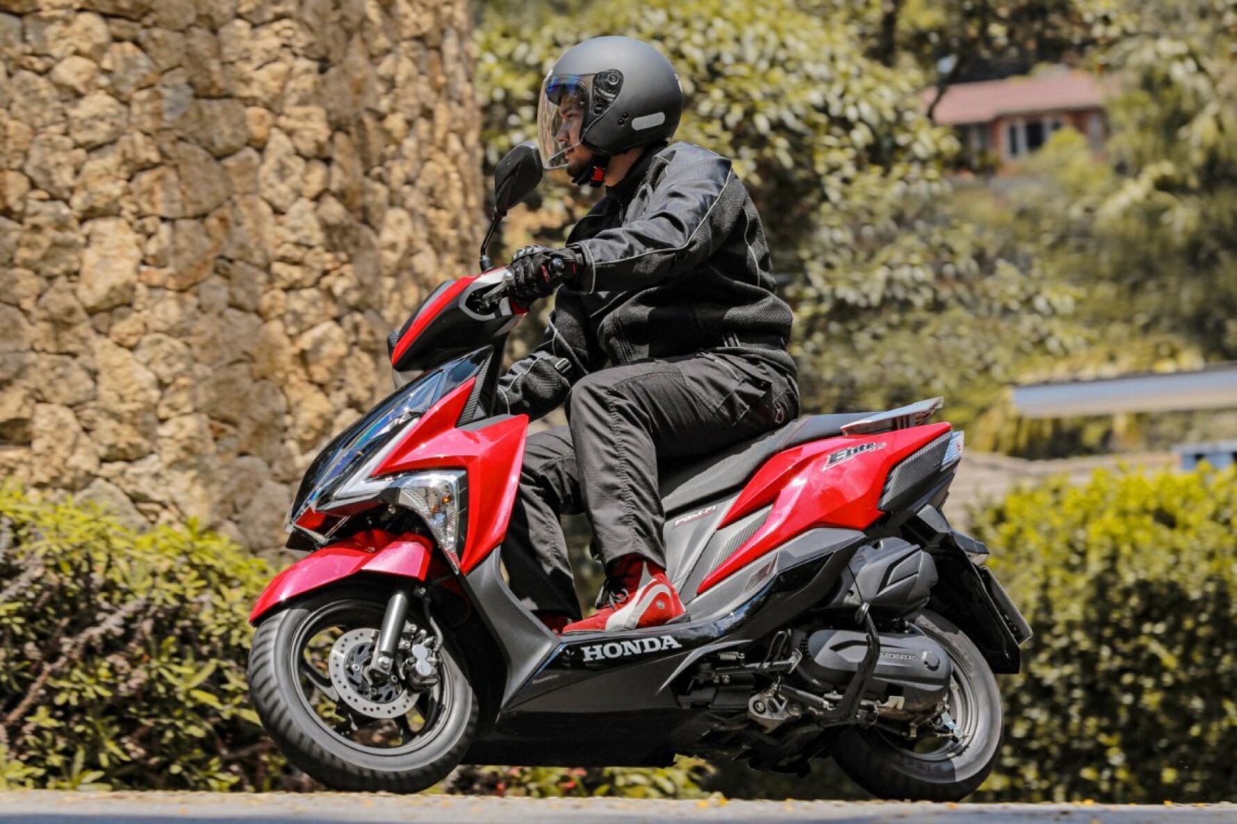 O motor é o monocilíndrico OHC de 124,9 cc, dotado de refrigeração a ar forçada por ventoinha e alimentado pelo sistema de injeção eletrônica PGM-FI, com potência máxima de 9,34 cavalos e torque de 1,05 kgfm Macaque in the trees
