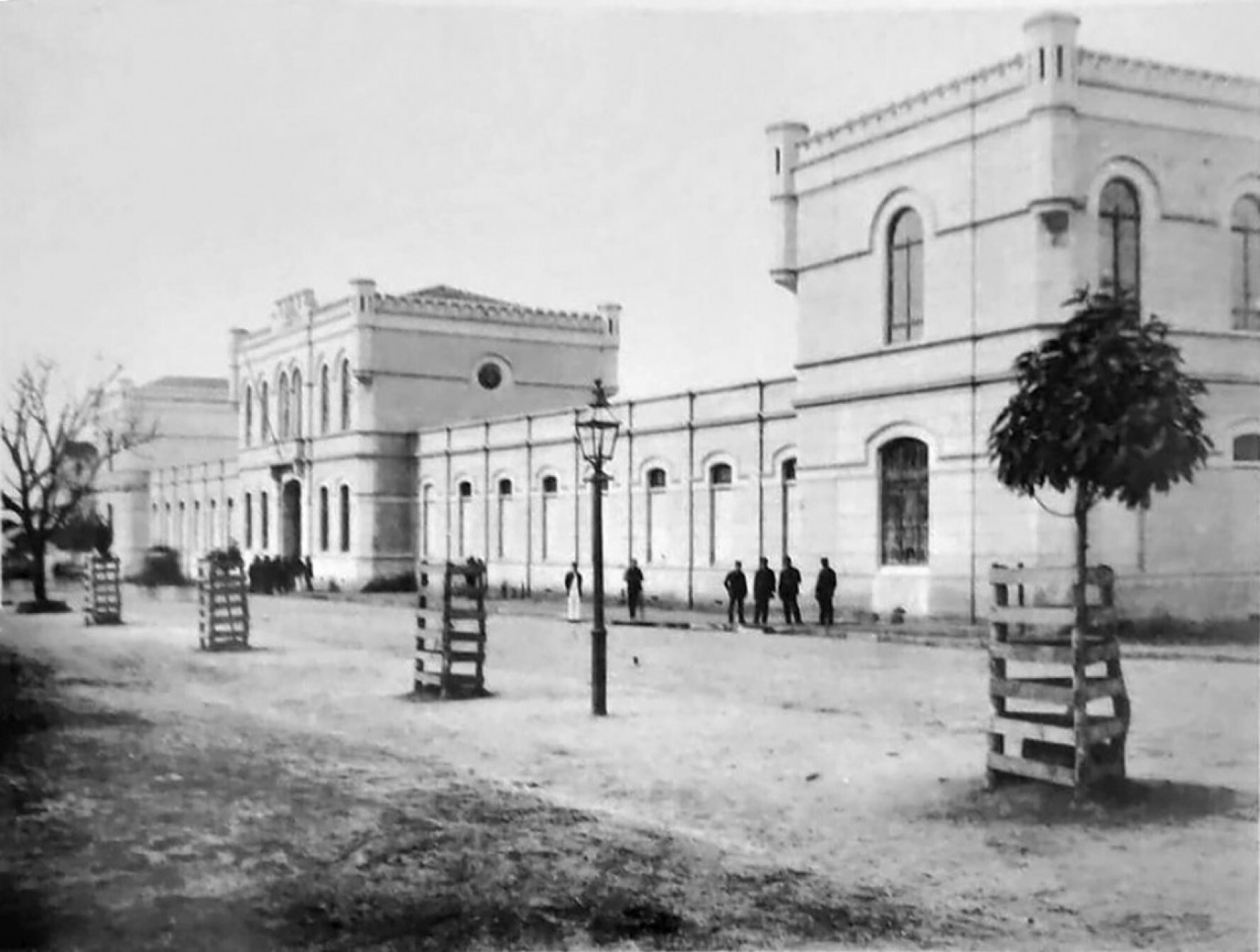 Quartel da Luz em fotografia de 1898 Macaque in the trees