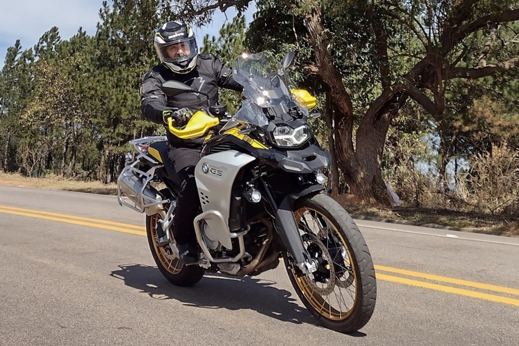 A BMW F 850 GS Adventure edição 40 anos é oferecida no pacote premium por R$ 76.500, com três anos de garantia Macaque in the trees