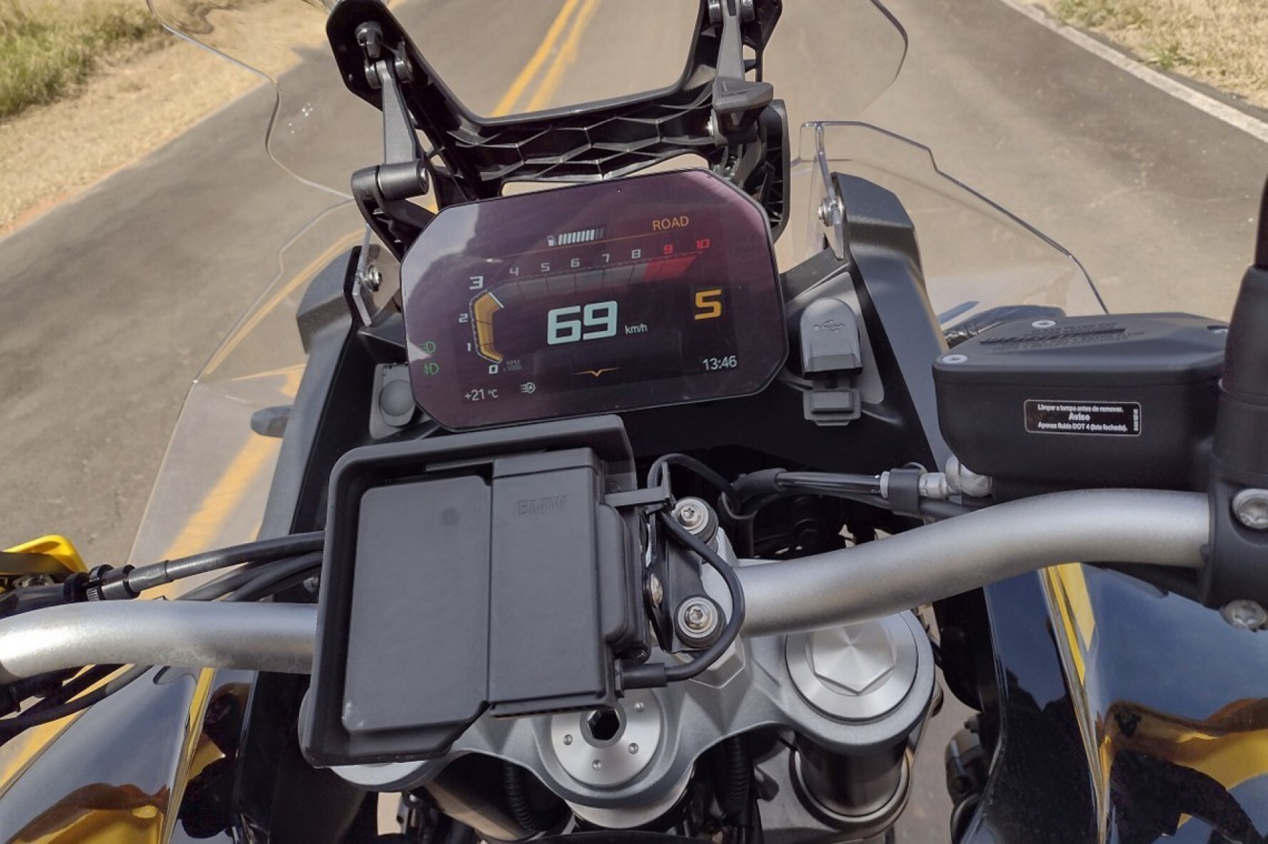 O painel de TFT da BMW F 850 GS Adventure é colorido e facilita nas mudanças dos modos de pilotagem e condições da moto Macaque in the trees
