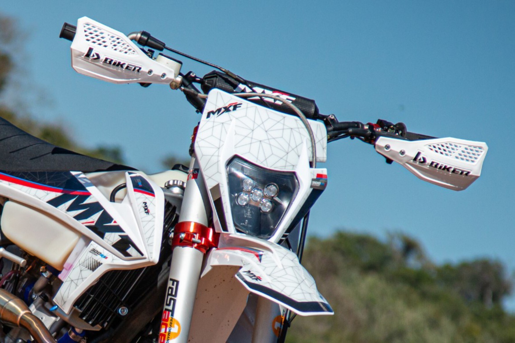 A proposta da MXF é que a 300 RXS seja uma moto para diversão, no entanto, especial para competição Macaque in the trees