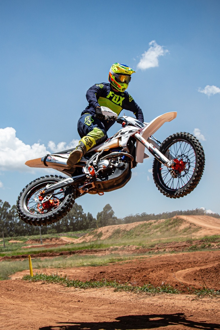 O novo modelo da MXF Motors pesa 112 quilos e tem capacidade de carga de 150 quilos. Os freios são hidráulicos a disco Macaque in the trees