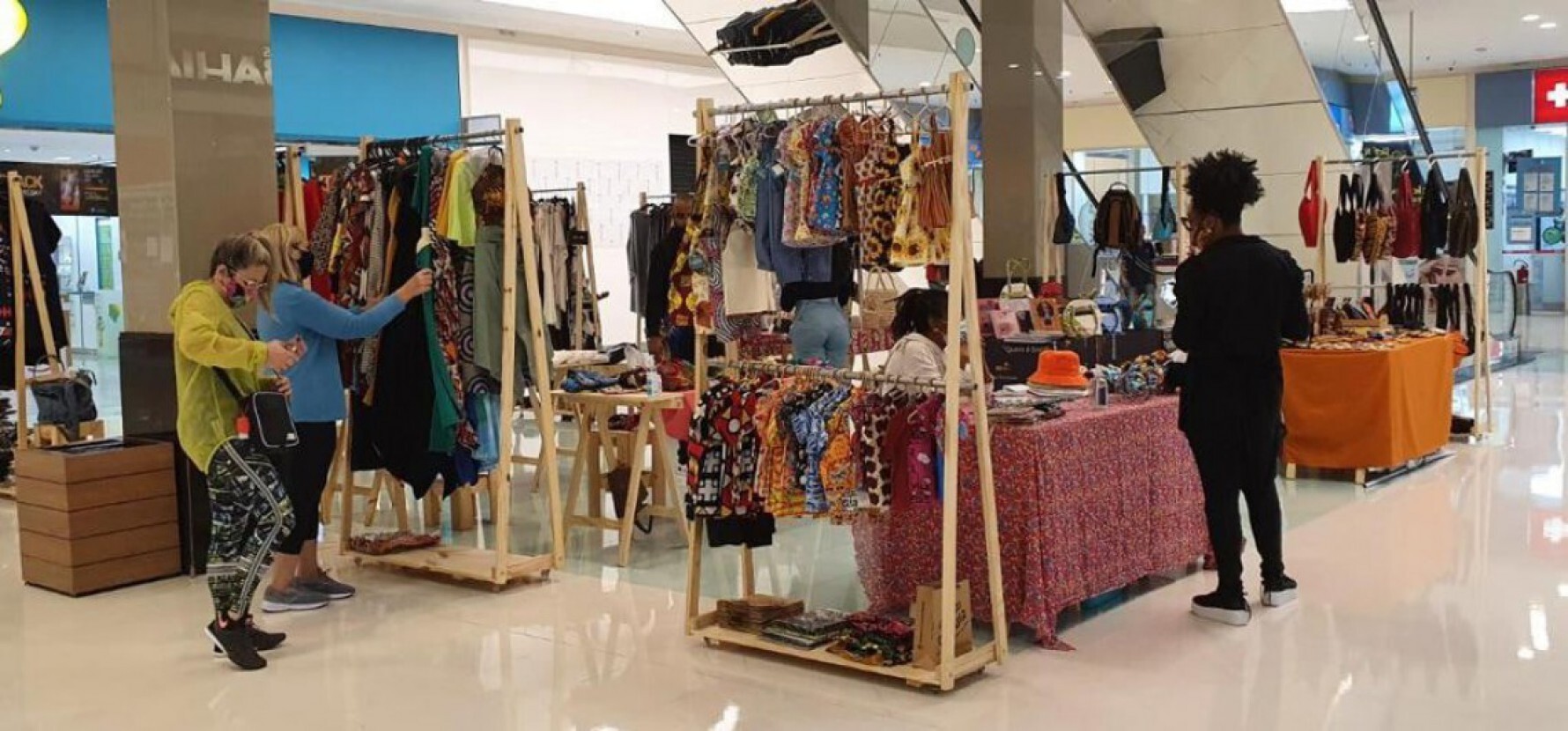 Feira Preta é oportunidade para comprar produtos e conhecer a cultura afro-brasileira Macaque in the trees