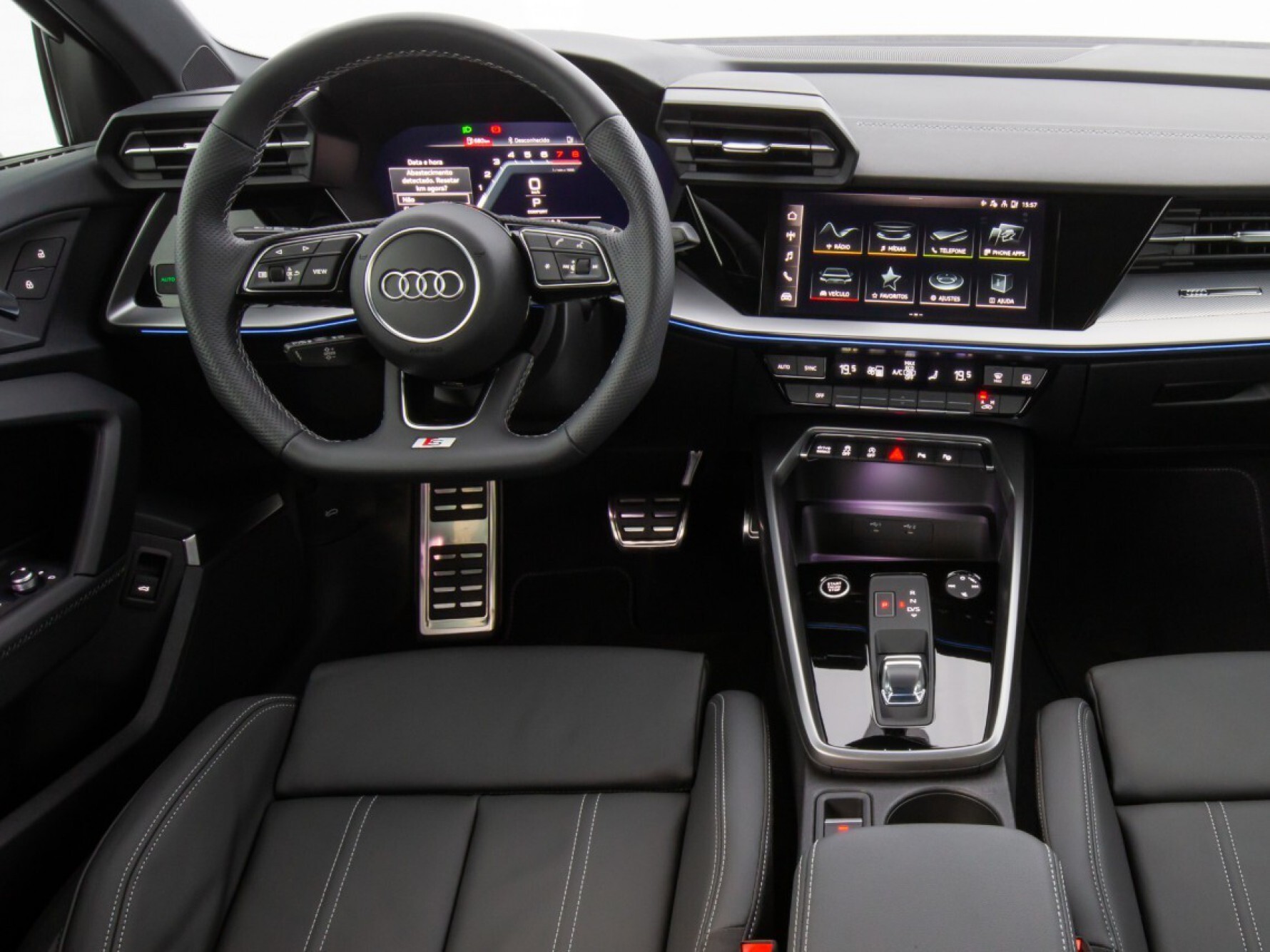 No interior do A3 Performance Black, o design esportivo e sofisticado traz alguns elementos inspirados no Lamborghini Urus, como as saídas de ar do painel e a nova alavanca de seleção de marchas Macaque in the trees