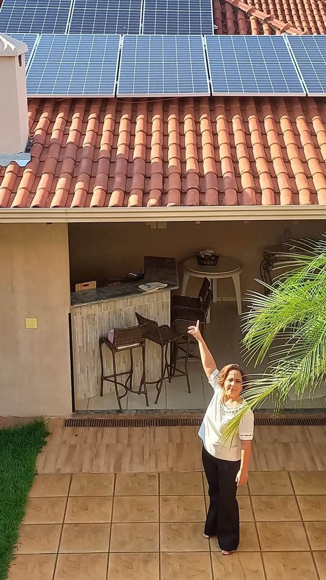 Desde que instalou as placas, Sonia paga apenas a tarifa mínima da concessionária de energia Macaque in the trees