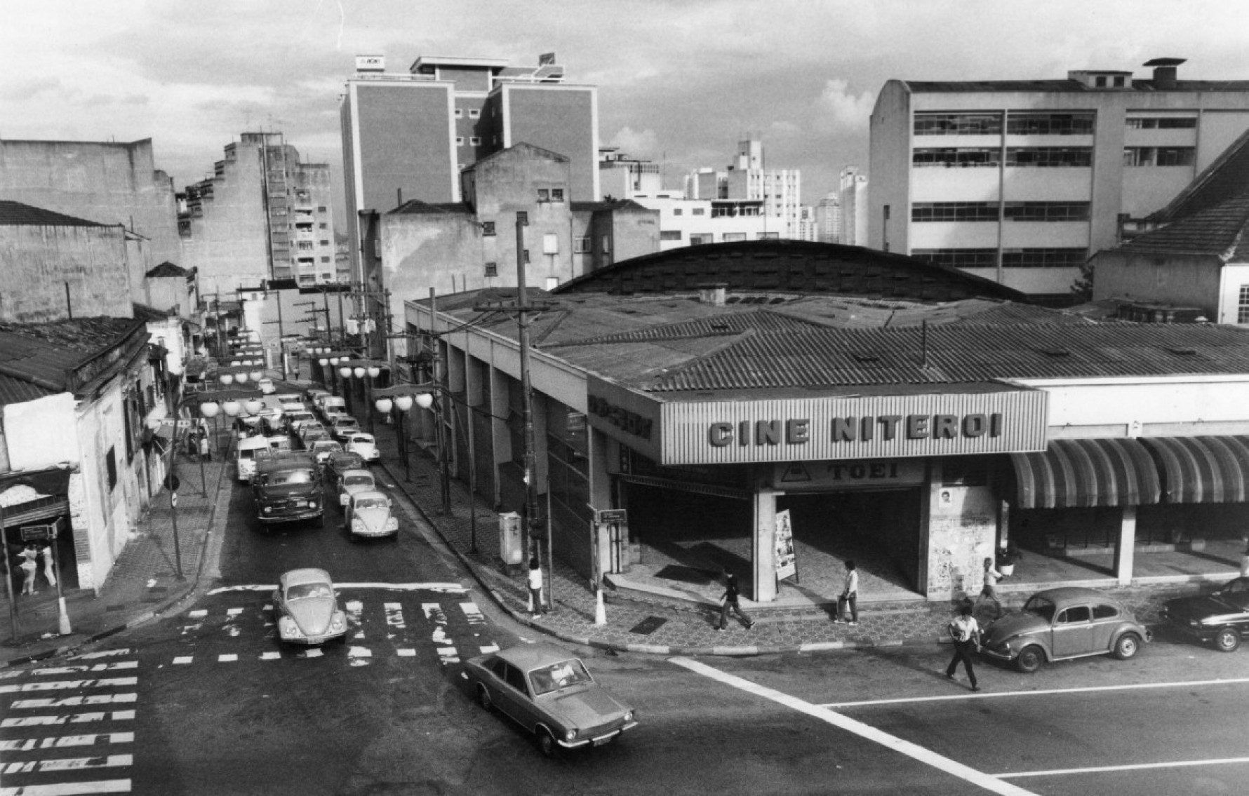 Fachada do Cine Niterói, na Liberdade, que atraiu comércio para os arredores Macaque in the trees