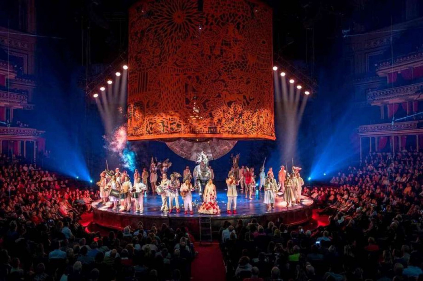 Bazzar estreou em 2018 e é a 43ª produção original do Cirque du Soleil Macaque in the trees