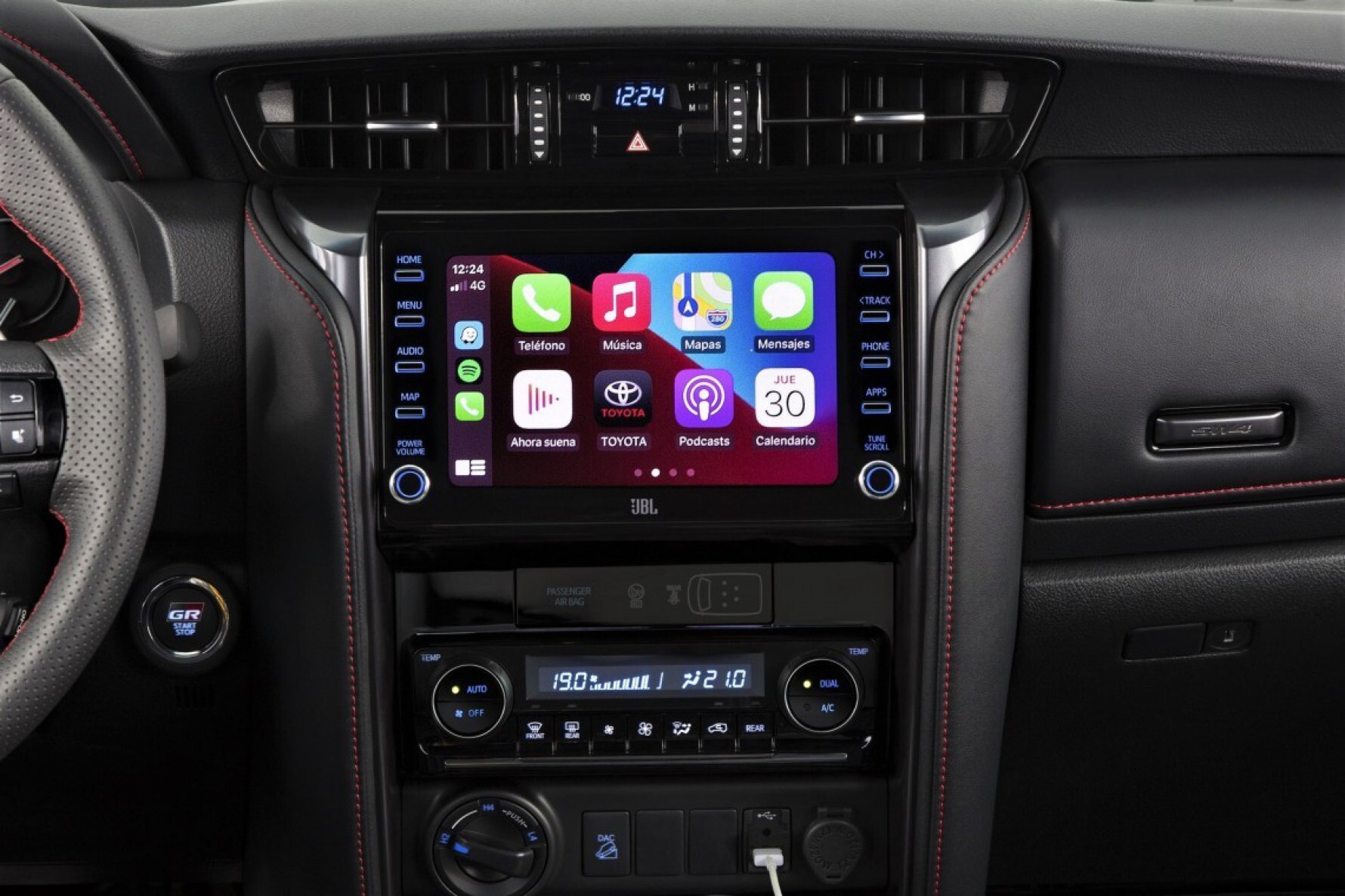 Modelo possui uma tela de TFT de 4,2 polegadas com gráficos da Toyota Gazoo Racing, tela sensível ao toque de 8 polegadas com espelhamento para Android Auto e Apple CarPlay Macaque in the trees