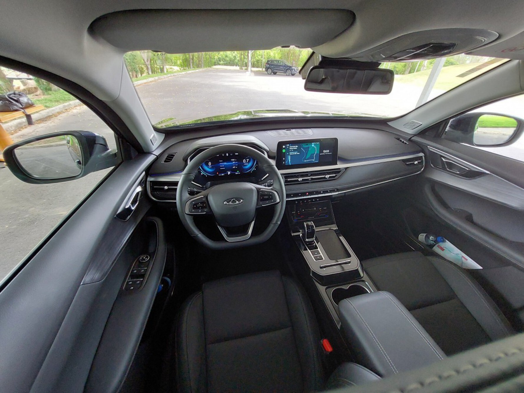 No interior, o Tiggo 7 Pro conta com console central elevado e bancos revestidos em material que simula couro, que também envolve o volante multifuncional de base reta e design esportivo Macaque in the trees