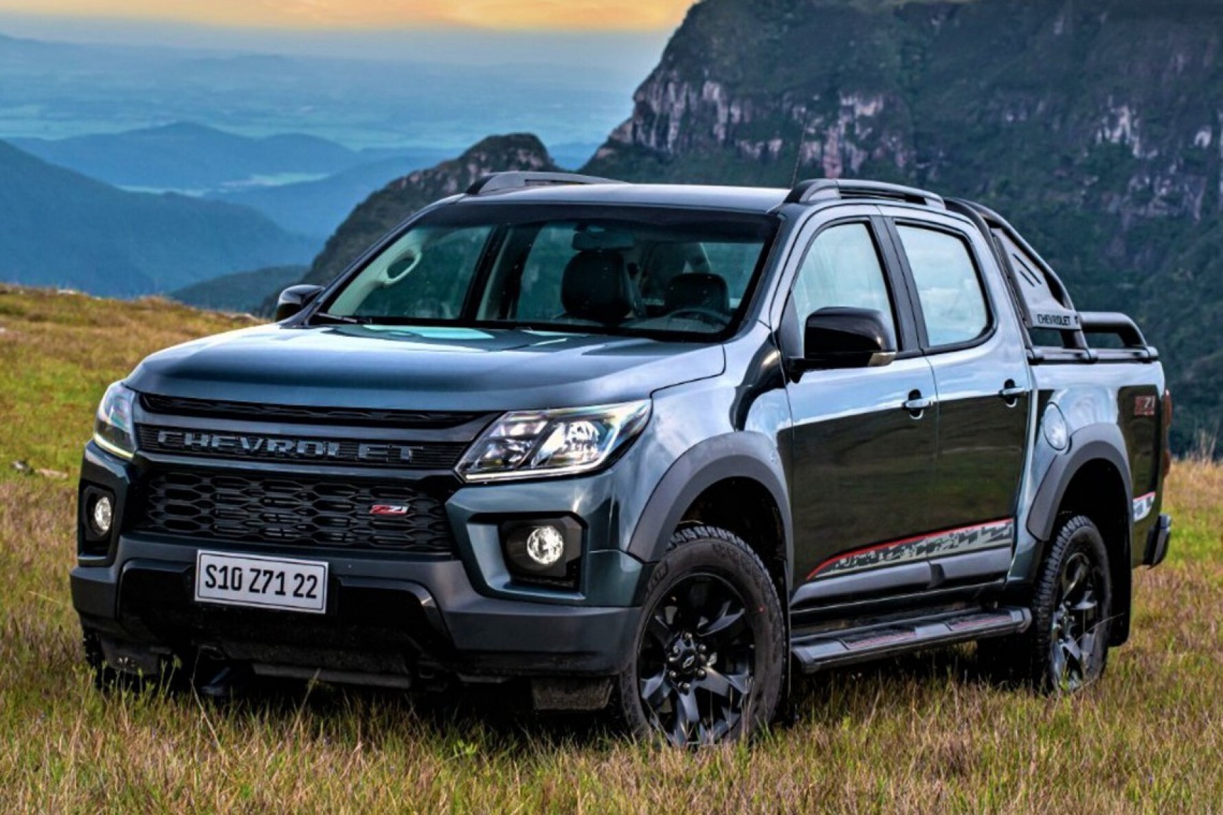 Chevrolet S10 Z71 Macaque in the trees