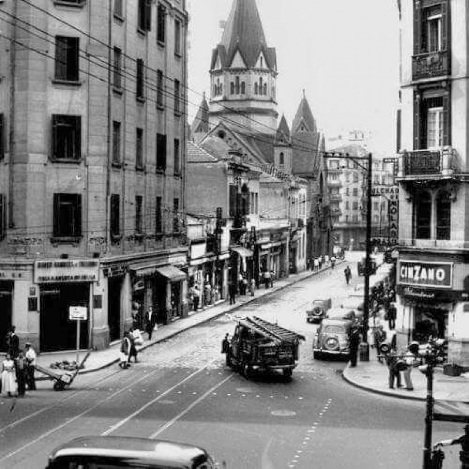 Foto antiga da Rua Santa Ifigênia Macaque in the trees