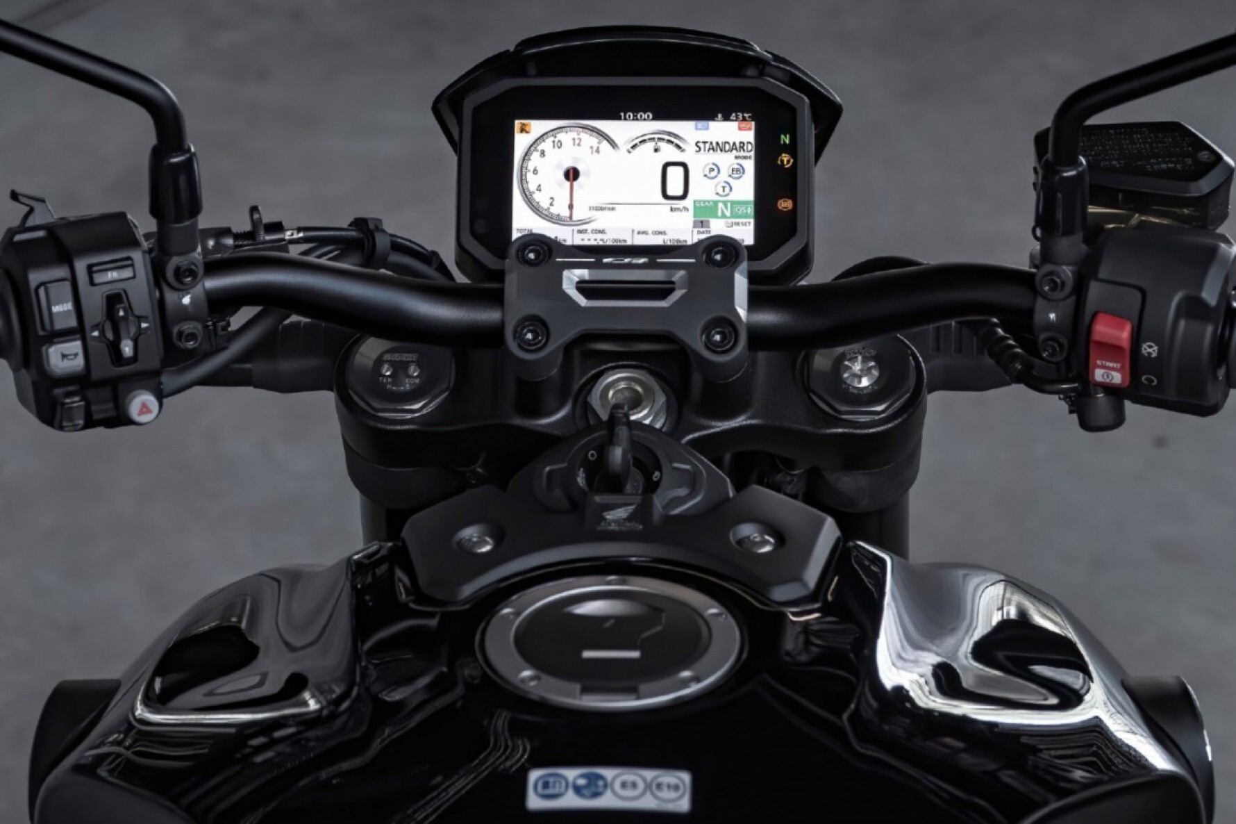 O novo painel de TFT colorido de 5 polegadas e a conectividade proporcionada pelo Honda Smartphone Voice Control System ocupam papel de destaque na versão 2022 da Honda CB 1000R Macaque in the trees