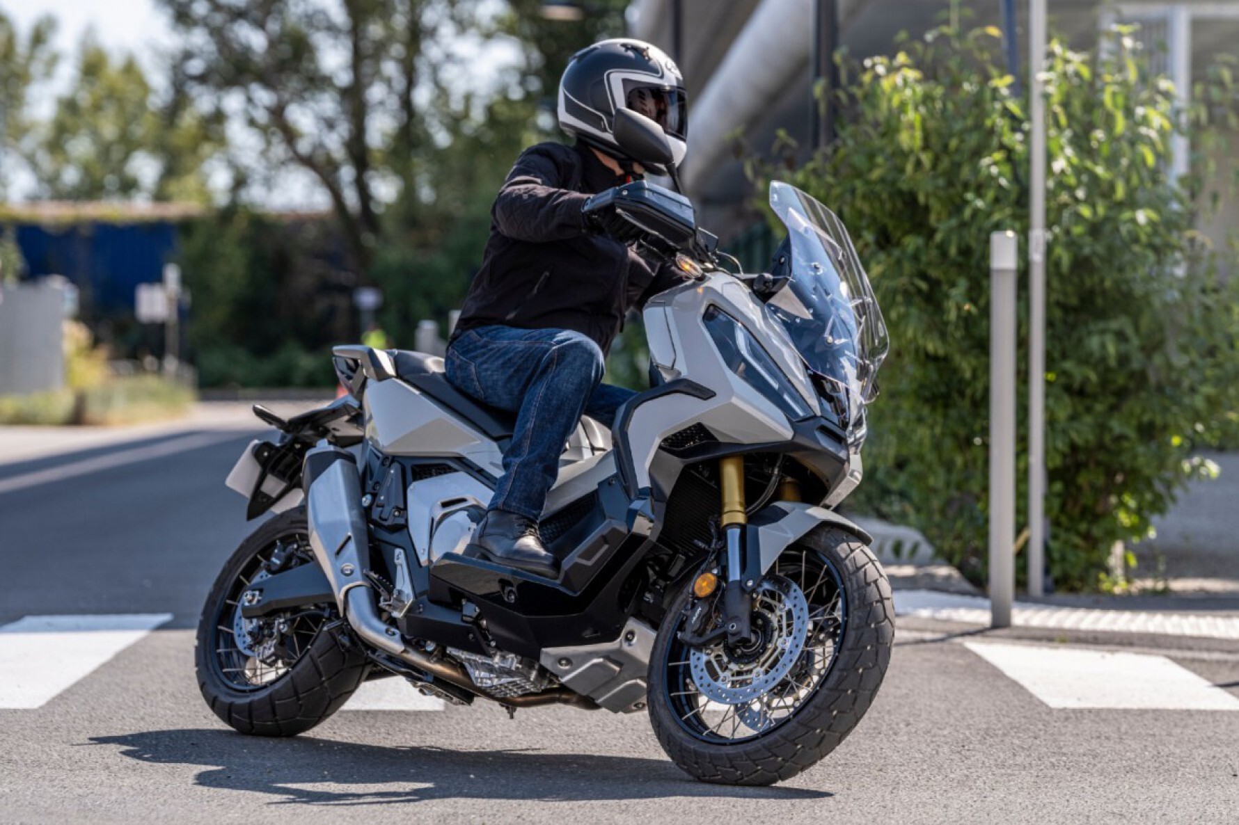 A scooter da Honda, a X-ADV vem com painel de TFT colorido de 5 polegadas, motor mais potente com quatro modos de pilotagem, relações de câmbio revistas, entre outras novidades Macaque in the trees