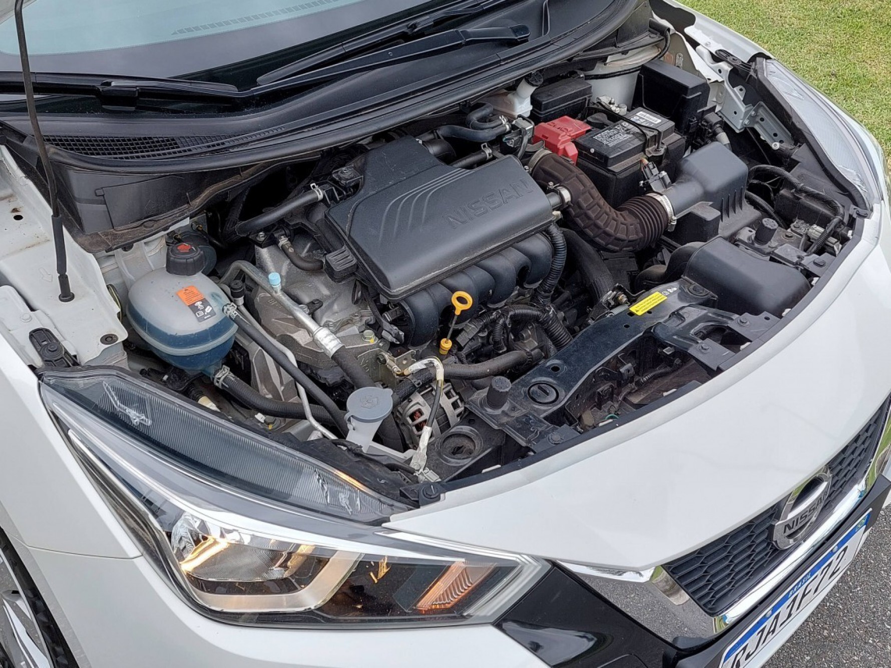 Em todas as versões do Versa, o motor e câmbio são 1.6 de quatro cilindros flex de 114 cavalos e 15,5 kgfm, com opção manual de 5 marchas ou Xtronic CVT Macaque in the trees