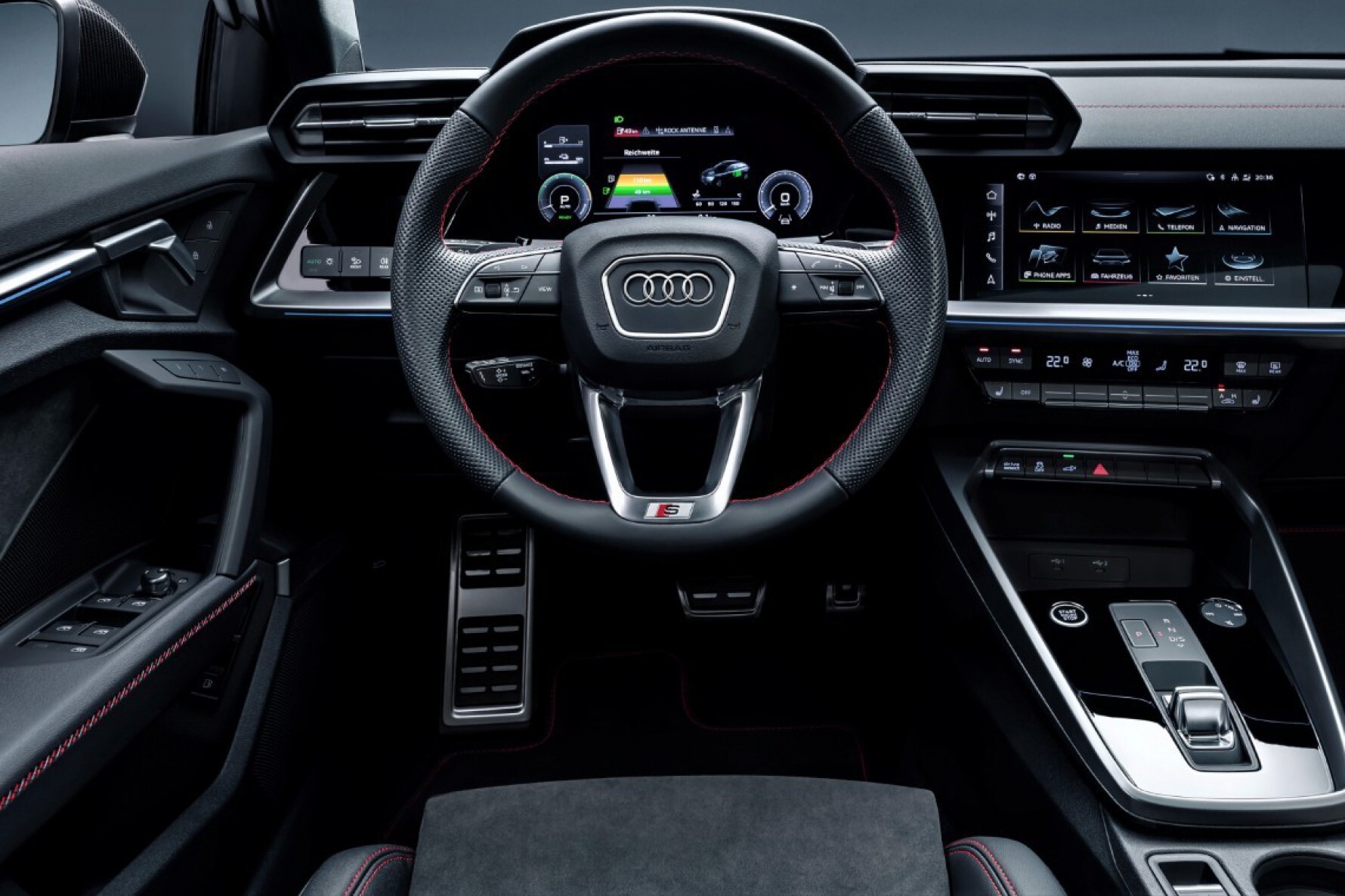 O cockpit tem foco total no motorista e está equipado de série com um display sensível ao toque de 10,1 polegadas Macaque in the trees