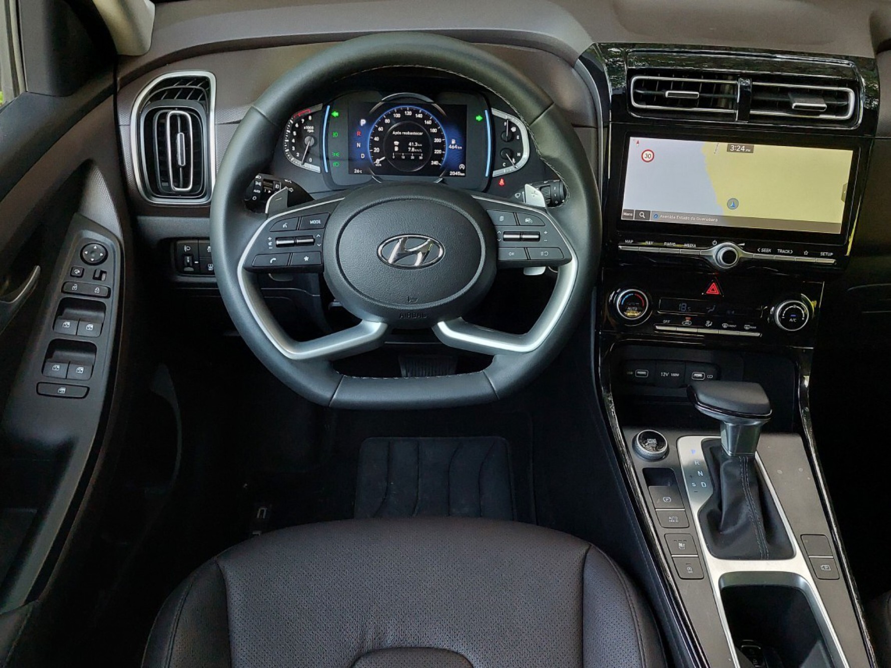 A versão Platinum do Creta exibe central multimídia BlueNAV de 10,25 polegadas é voltada ergonomicamente ao motorista. O volante de quatro raios com base achatada reforça a esportividade Macaque in the trees