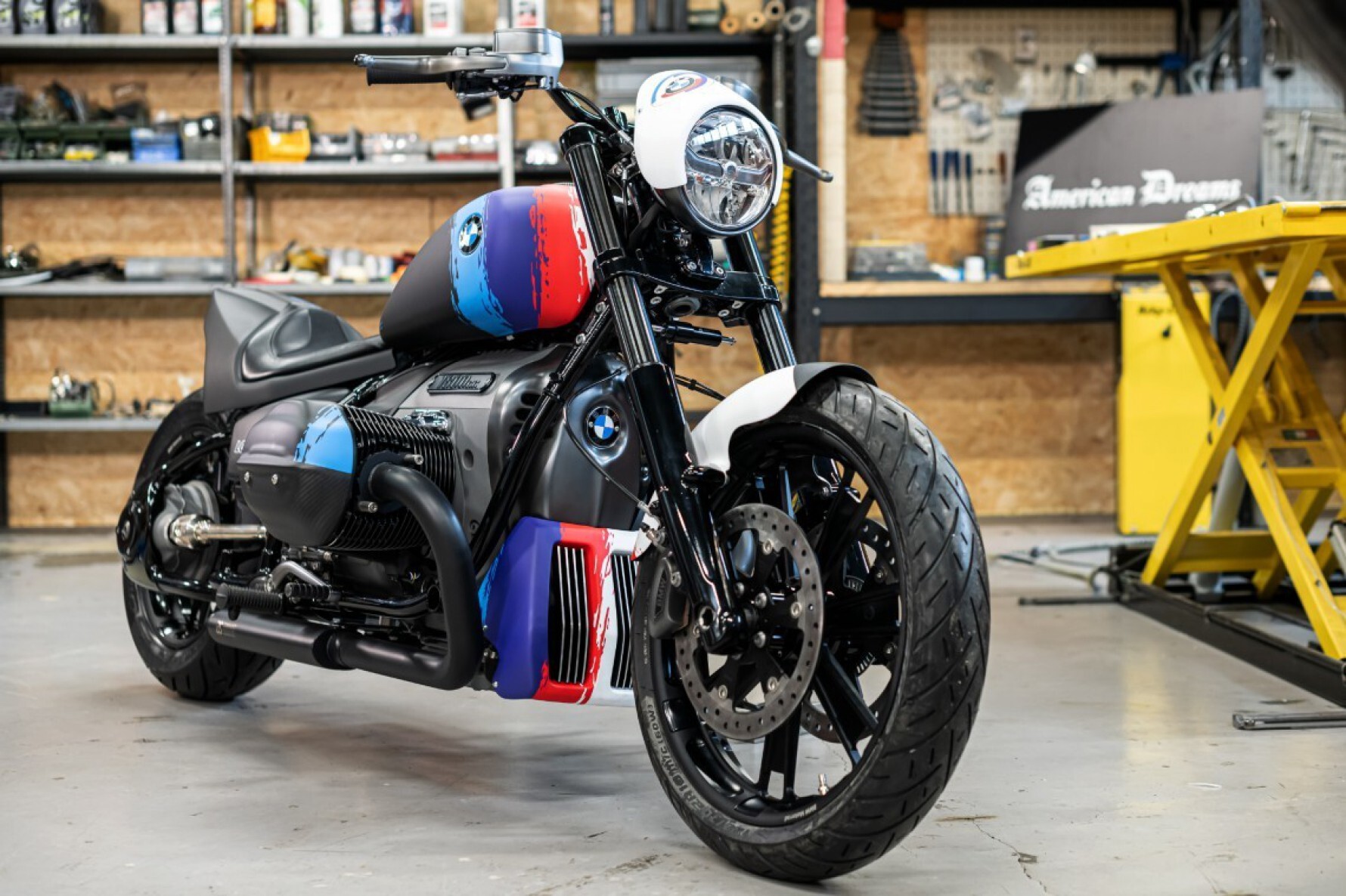 A proposta do projeto BMW R 18 M é dar à cruiser R18 um visual mais aerodinâmico e esportivo, evitando exageros e principalmente sem esquecer a referência às linhas retrô da motocicleta original Macaque in the trees