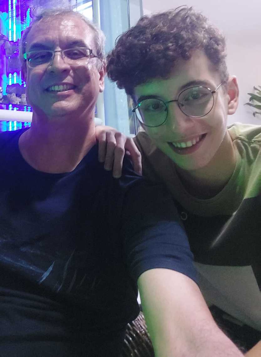 André e o filho Hugo, que inicia o primeiro ano do Ensino Médio em 2022 Macaque in the trees